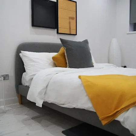 Modern, Large 2 Bedroom Duplex, Self Check-in