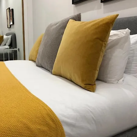 Modern, Large 2 Bedroom Duplex, Self Check-in يورك