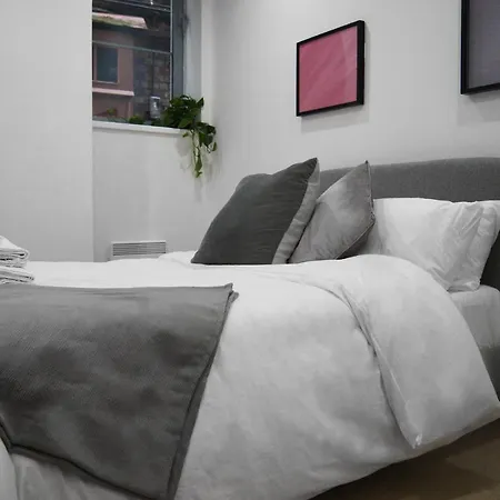 شقة Modern, Large 2 Bedroom Duplex, Self Check-in *